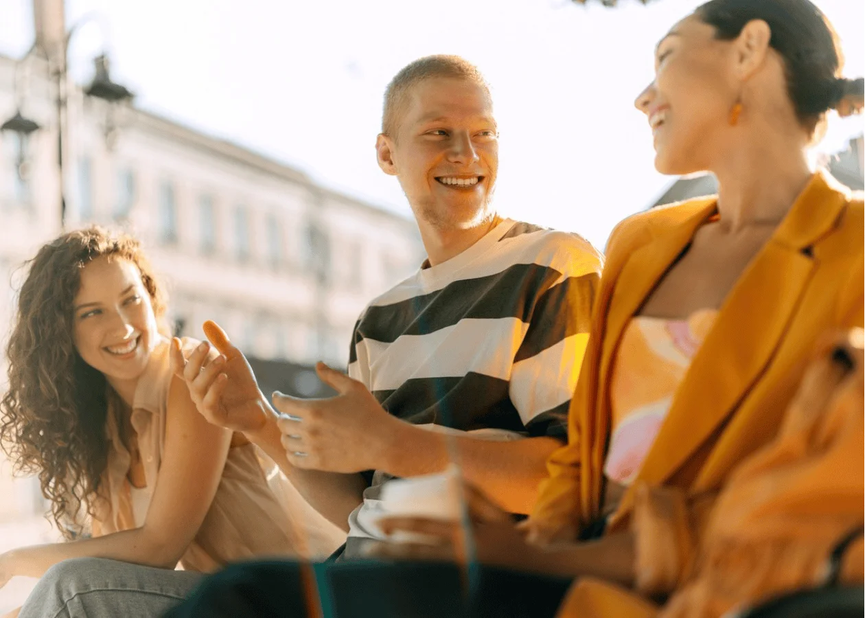 MedibiotiX Markenmotiv mit Menschen im Alltag