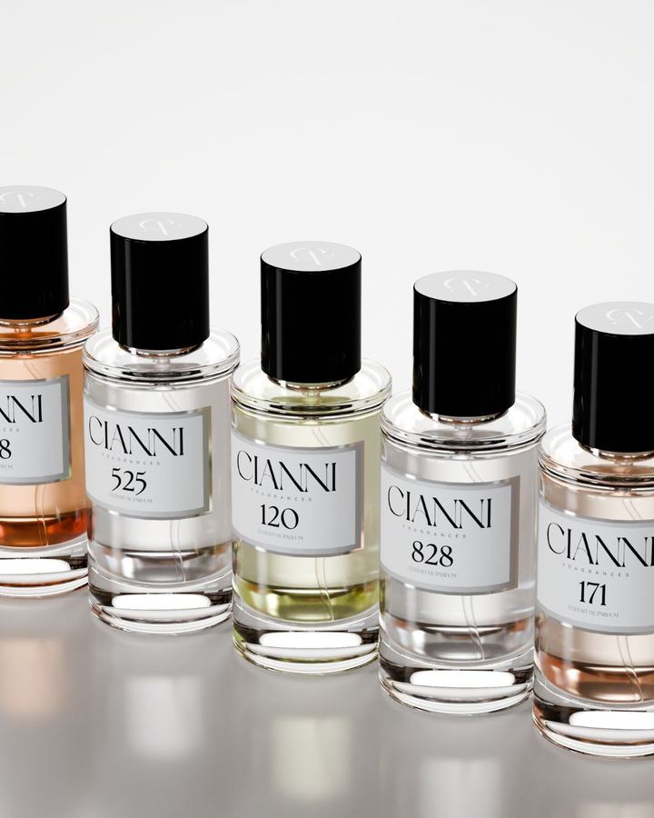 Reihe von Cianni-Parfumflakons mit schwarzen Kappen auf heller, spiegelnder Fläche.