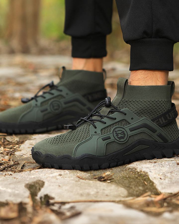 Grüne Freiluftkind-Barfußschuhe auf Felsen im Wald