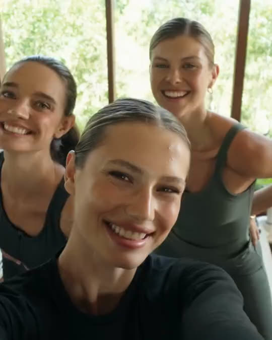 Three women in SMILODOX activewear taking a selfie, a padel player and runners under palm trees