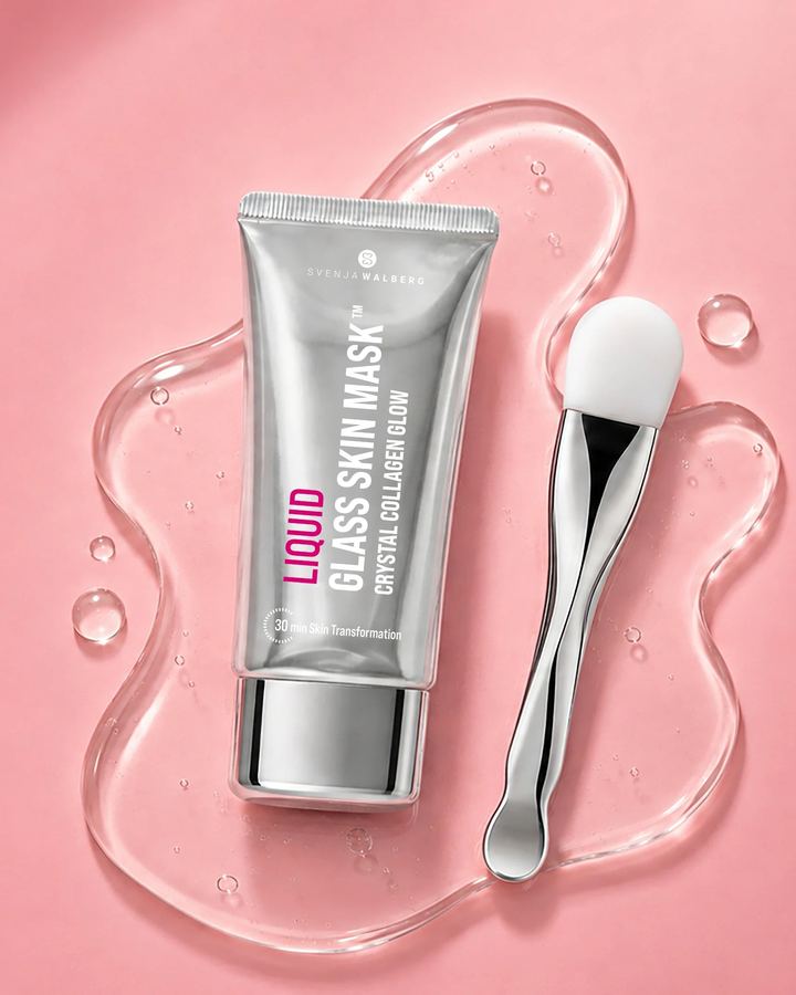 Tube Liquid Glass Skin Mask mit Silberspatel auf einer klaren Gel-Pfütze vor rosa Hintergrund.